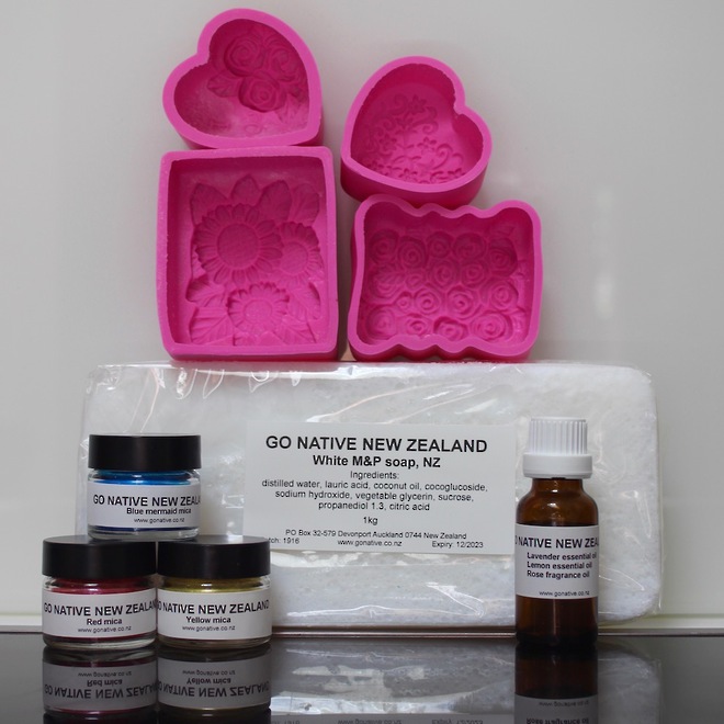 Melt & pour soapmaking kit  - Hearts & rectangles image 0